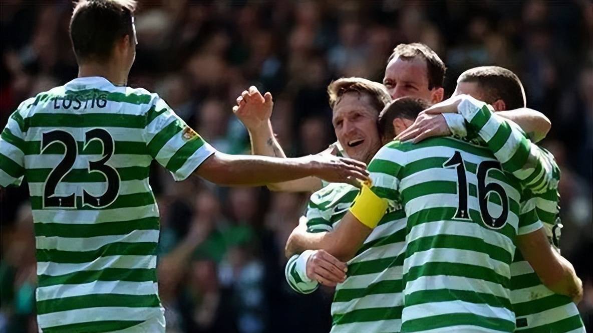 精彩绝伦的足球赛事，球员激情全情投入的简单介绍