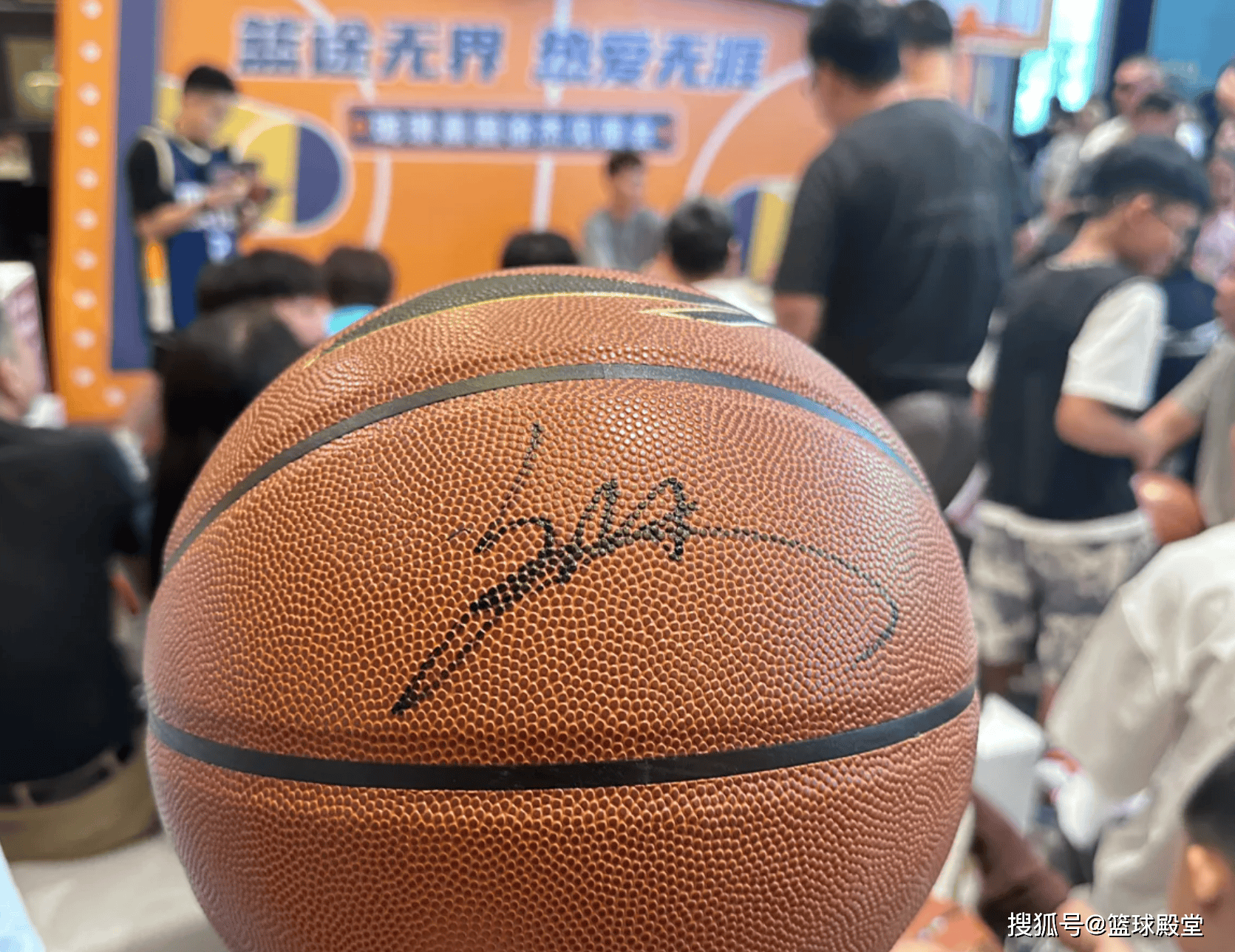 关于赛季粉丝见面会热闹登场，球迷尖叫连连的信息