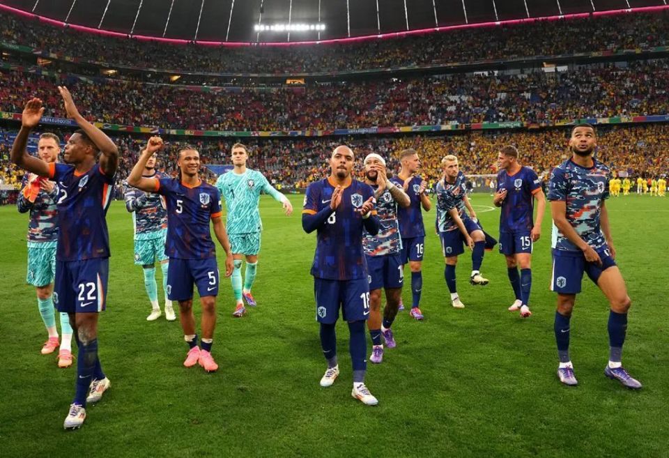 开云官方app入口-乌克兰对阵英格兰，欧洲杯大场面再现球迷狂热之旅的简单介绍