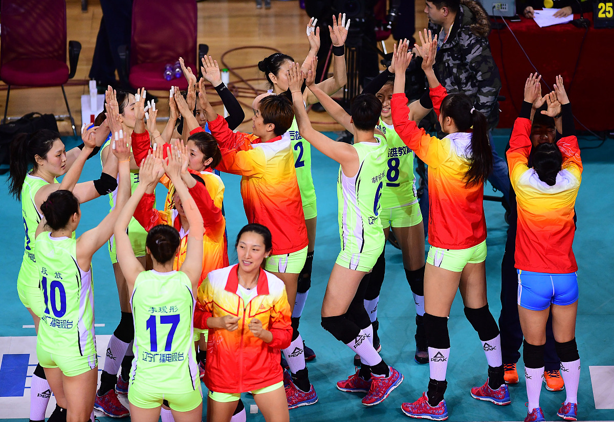 赛场上,女队展现出极强的团队精神 赛场上,女队展现出极强的团队精神