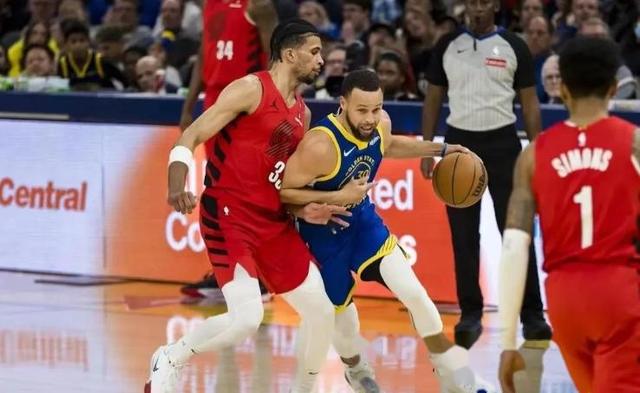 勇士队主场胜开拓者扳平系列赛比分 勇士队主场胜开拓者扳平系列赛比分