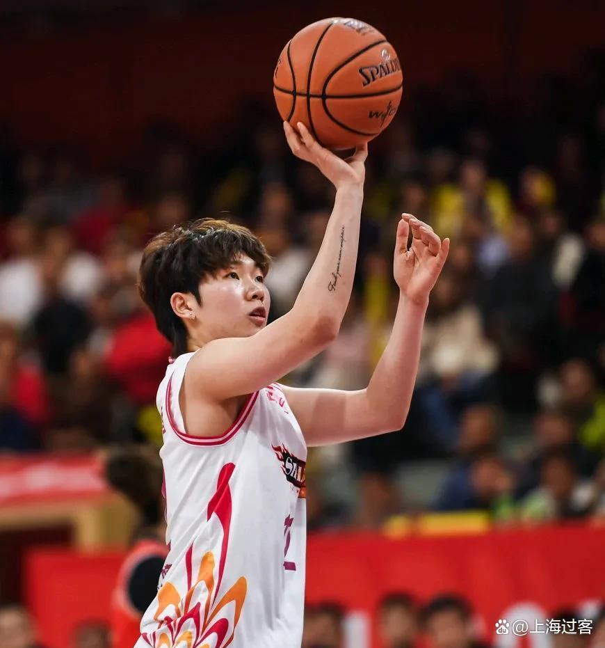 开云体育app-夏洛瓦球员表现出色，赢得球迷喝彩