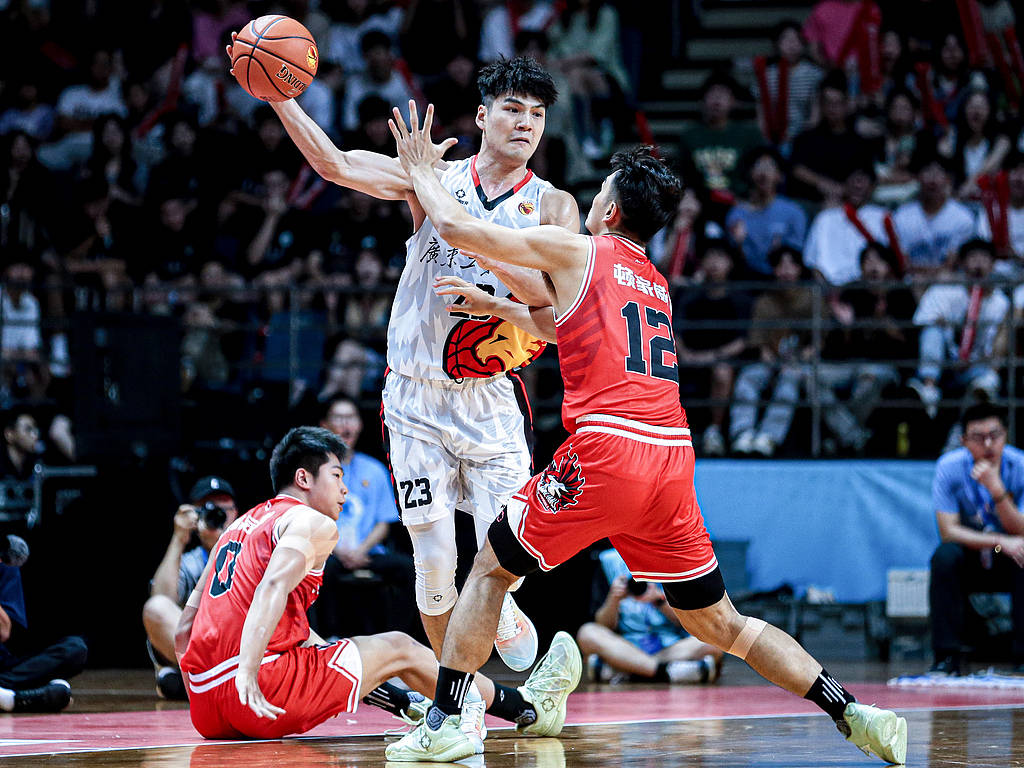 夏洛瓦球员表现出色,赢得球迷喝彩 夏洛瓦球员表现出色,赢得球迷喝彩