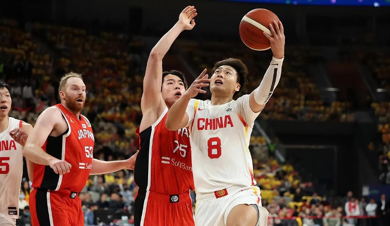 开云官网-比赛中球员们展现出默契配合