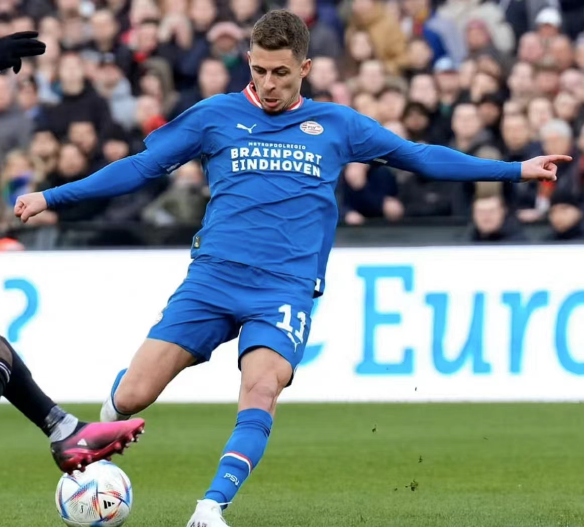 关于阿扎尔状态低迷，主帅或将寻找新的进攻战术的信息