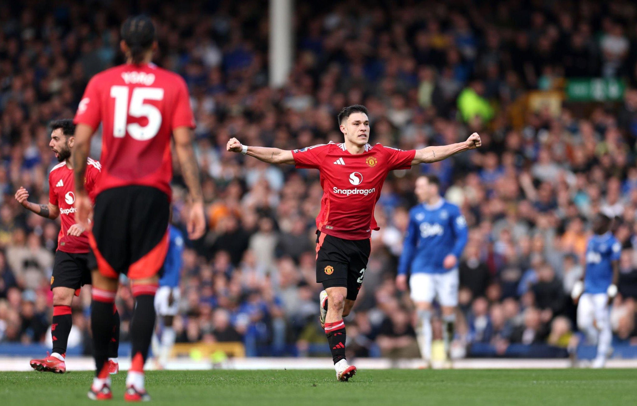 关于曼联客场胜出，士气高涨继续向前的信息