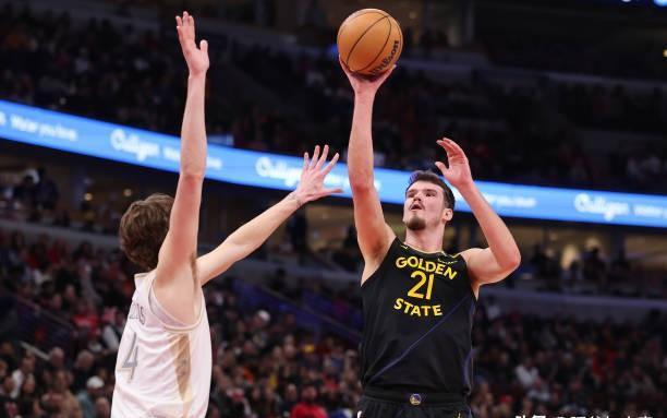 喜忧参半,球员受伤影响比赛走势 喜忧参半,球员受伤影响比赛走势