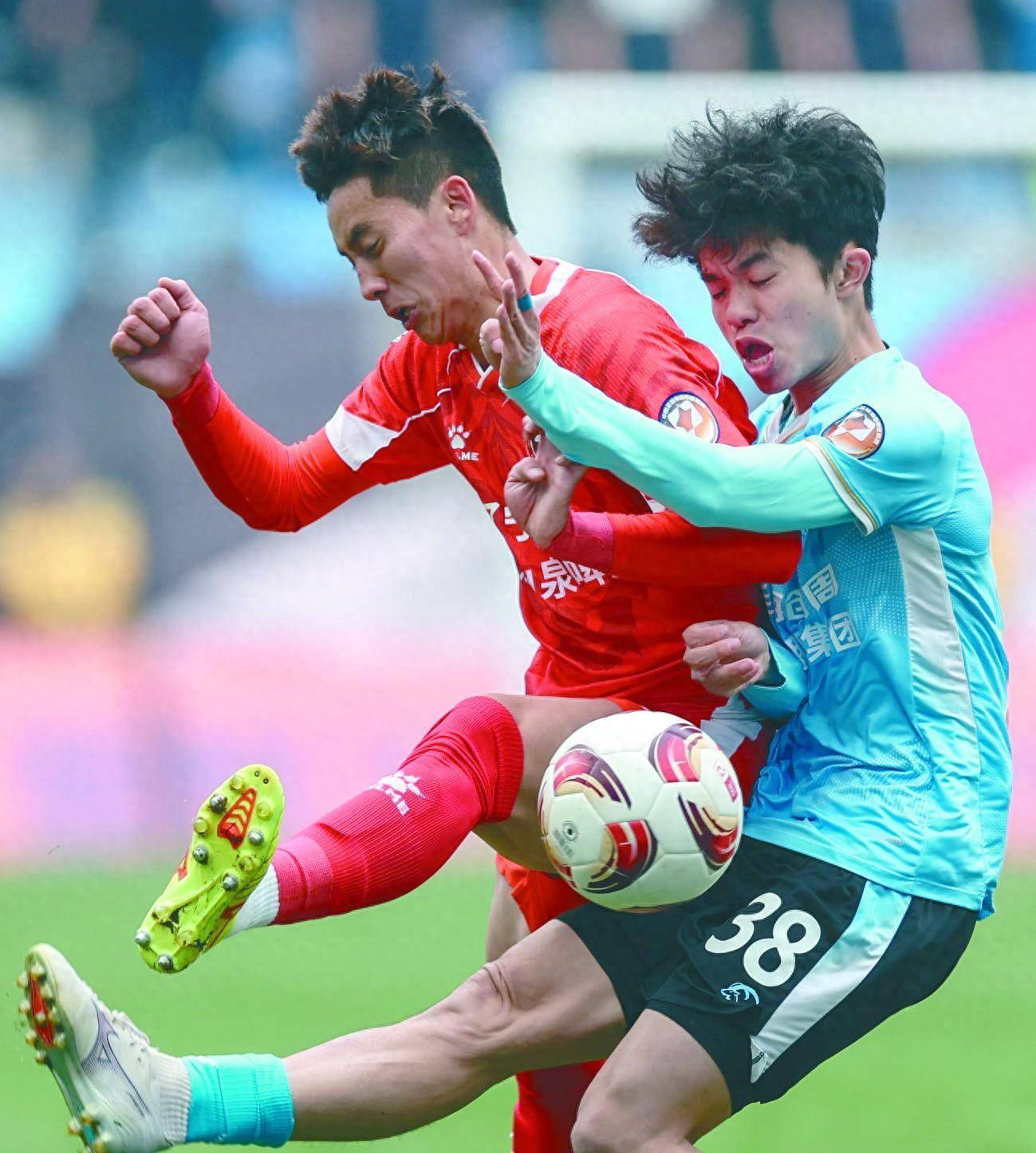 彩虹队氛围热烈,球迷助威声震天的简单介绍 彩虹队氛围热烈,球迷助威声震天的简单介绍