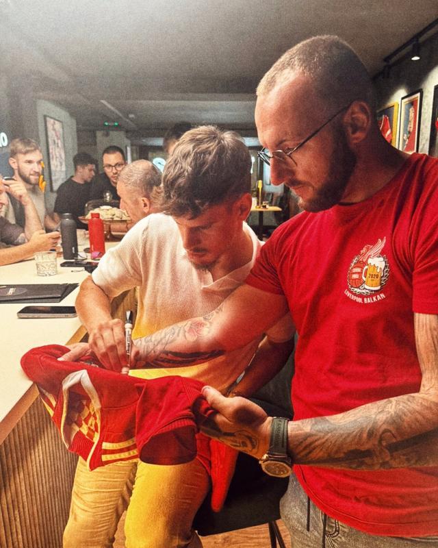 利物浦红军队员联手取胜，问鼎胜利之巅