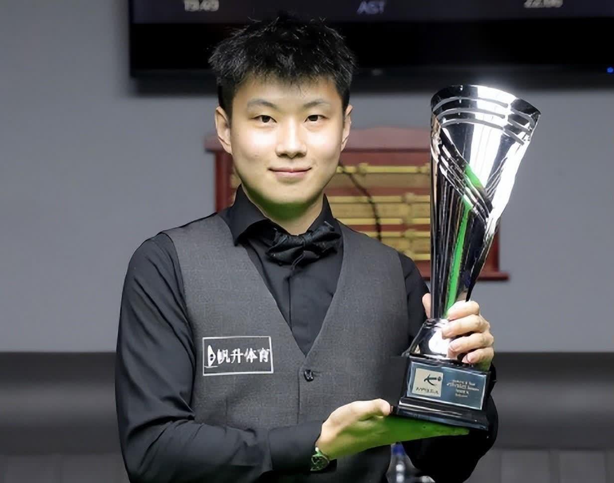 开云体育-新秀球员在场上表现出色，获得赞誉