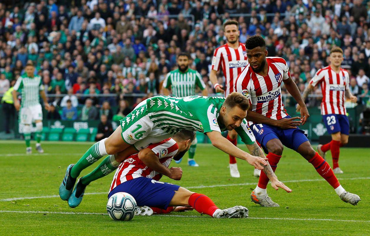 开云体育在线-巴伦西亚后卫抢断犀利，为球队保持领先