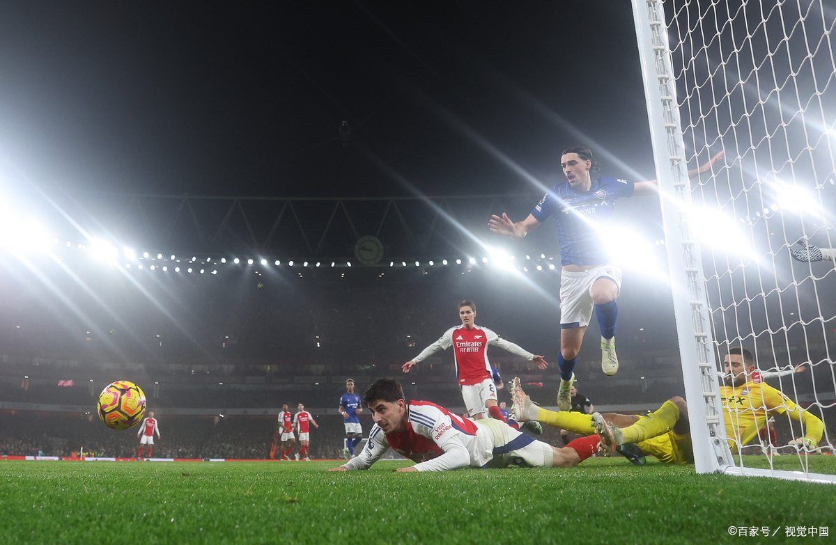 开云体育下载-足球比赛现场球员们充满活力，战术娴熟