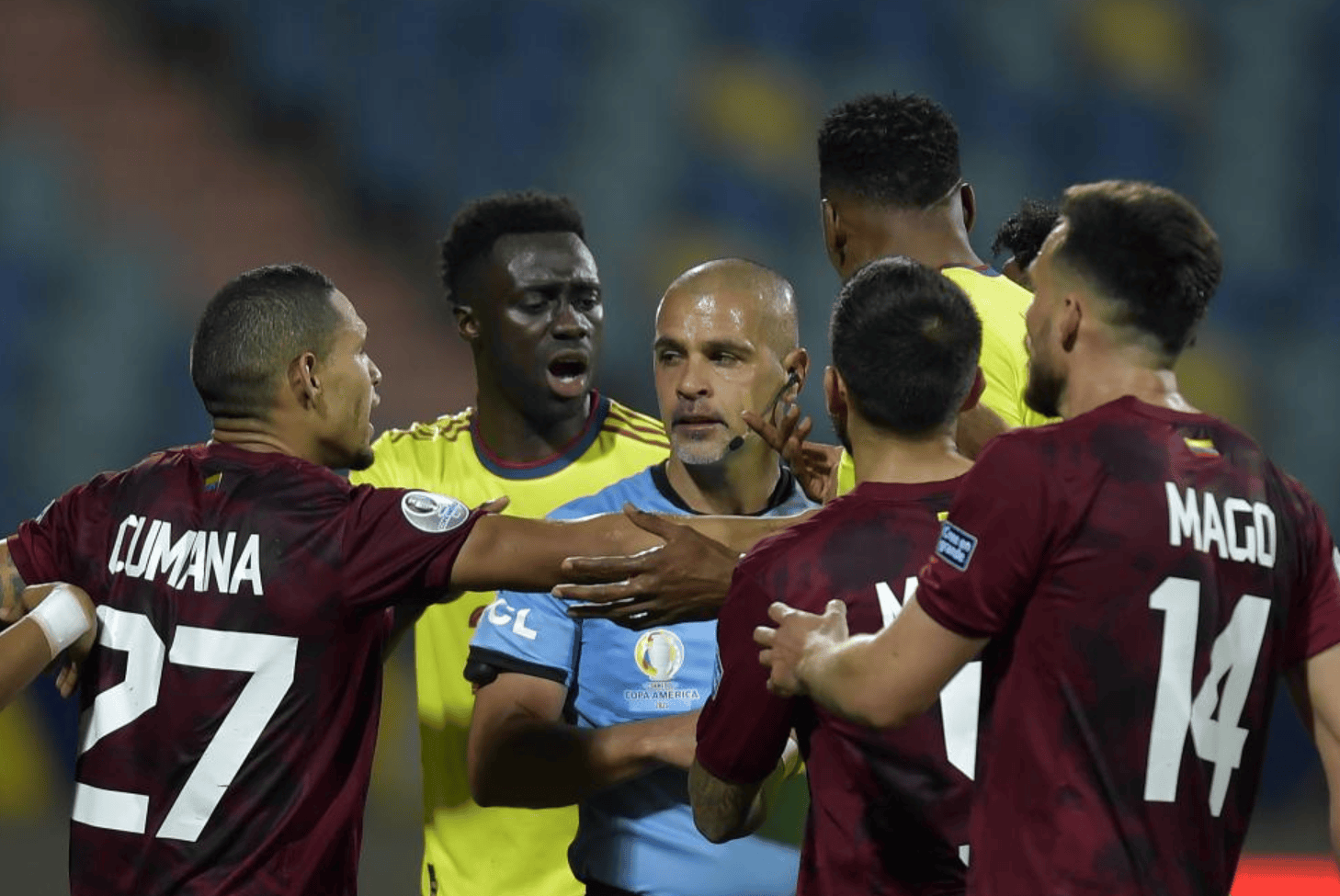 足球比赛现场球员们充满活力,战术娴熟 足球比赛现场球员们充满活力,战术娴熟