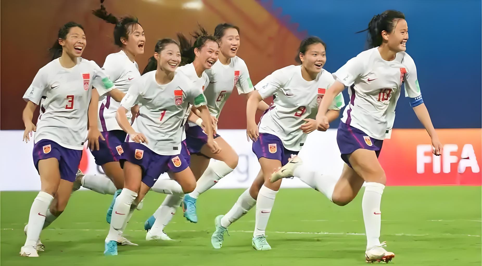 中国女足比赛激烈对决，成功晋级四强