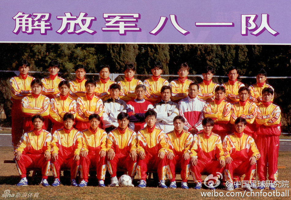 顶级足球职业联赛中各队对抗激烈，胜负难料