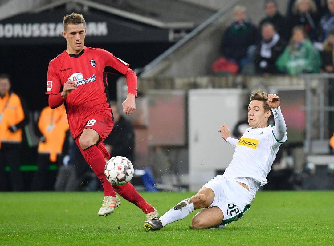 包含弗赖堡客场逆转，取得关键胜利的词条