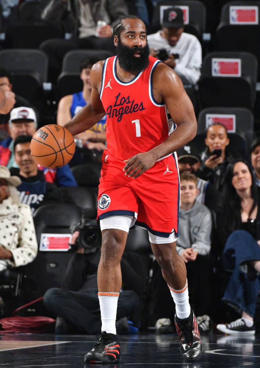 开云体育在线-快船逆转击败独行侠，雷吉杰克逊为球队贡献关键时刻