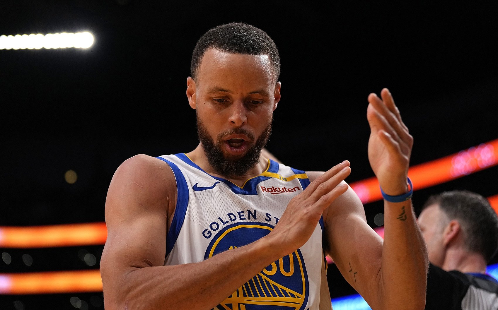 勇士兑掘金，库兹马全场狂砍36分