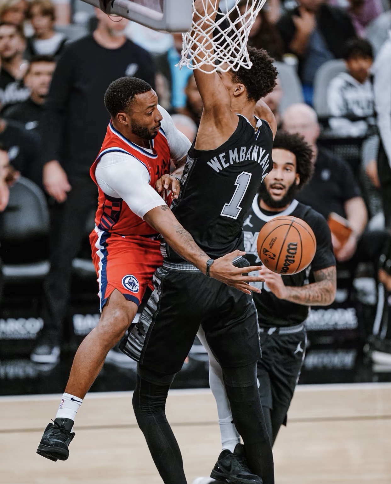 篮网大胜马刺，继续保持不败